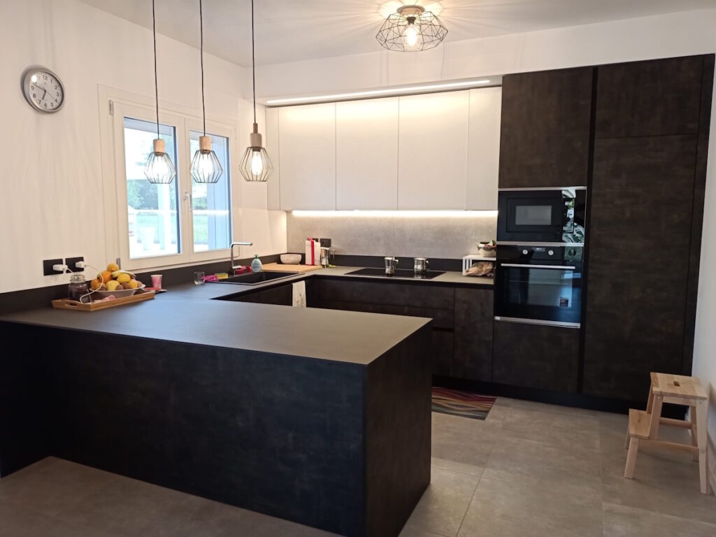 cucina-penisola-materico-nero-bianco-moderno