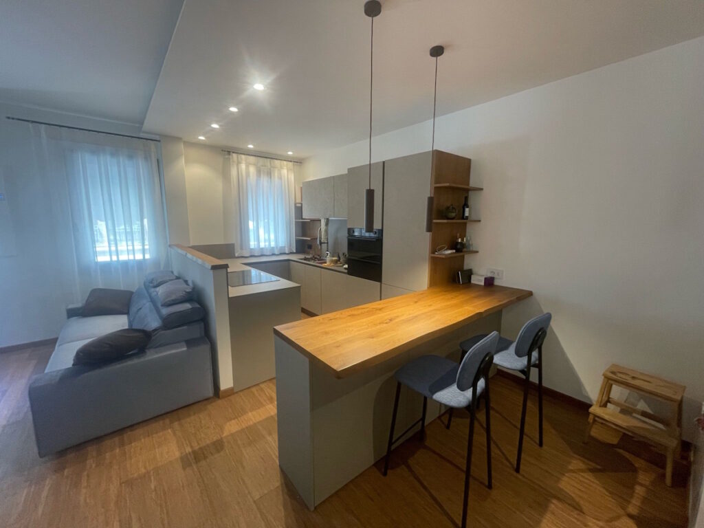 cucina-penisola-moderno-beige