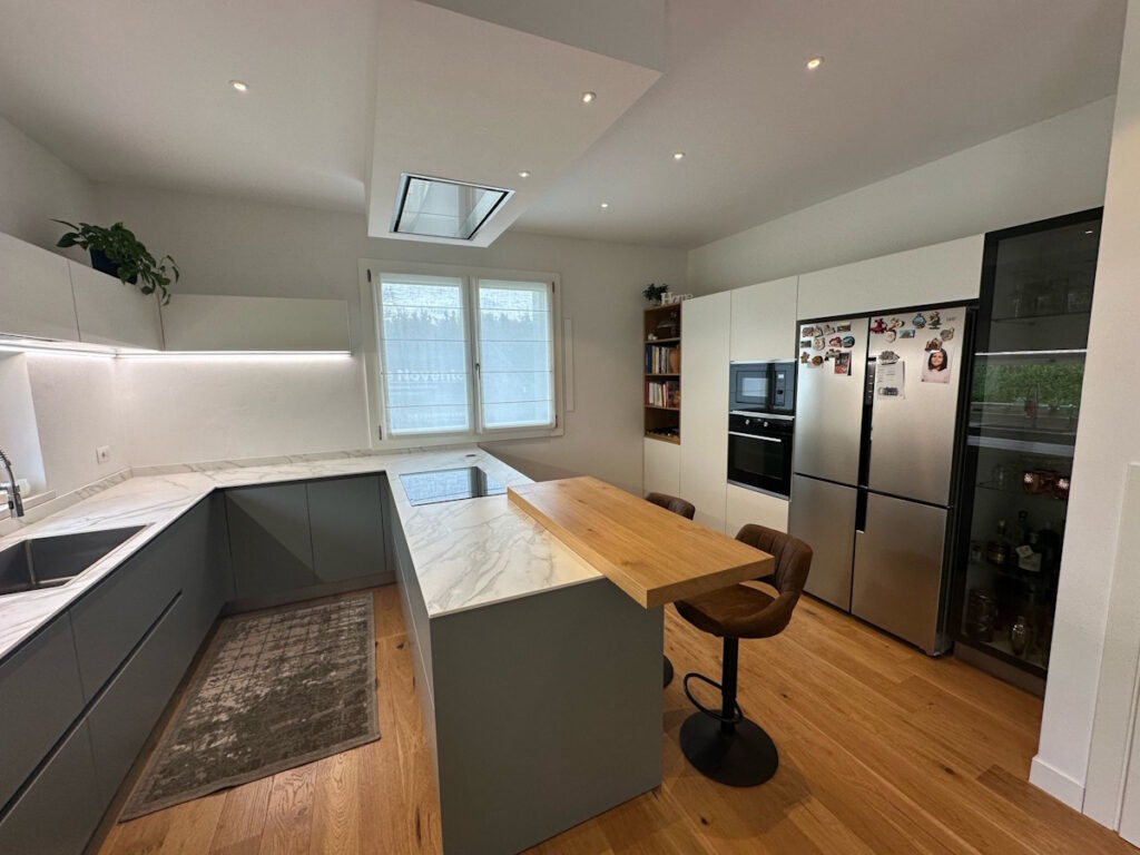 ucina-moderno-penisola-grigio-ceramica-marmo-bianco