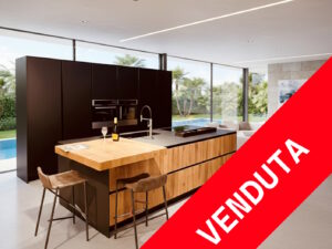 PROMO - CUCINA IMPIALLACCIATO ROVERE E VETRO NERO