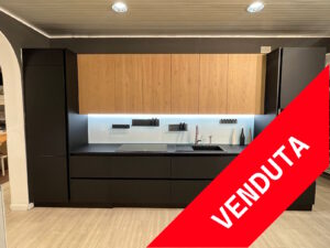 PROMO - CUCINA IMPIALLACCIATO ROVERE E FENIX NERO