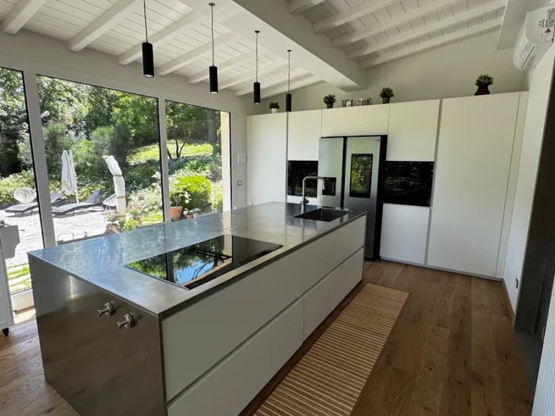 cucina-isola-acciaio-inox-bianco