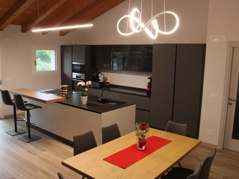 cucina-isola-grigio-legno-bianco