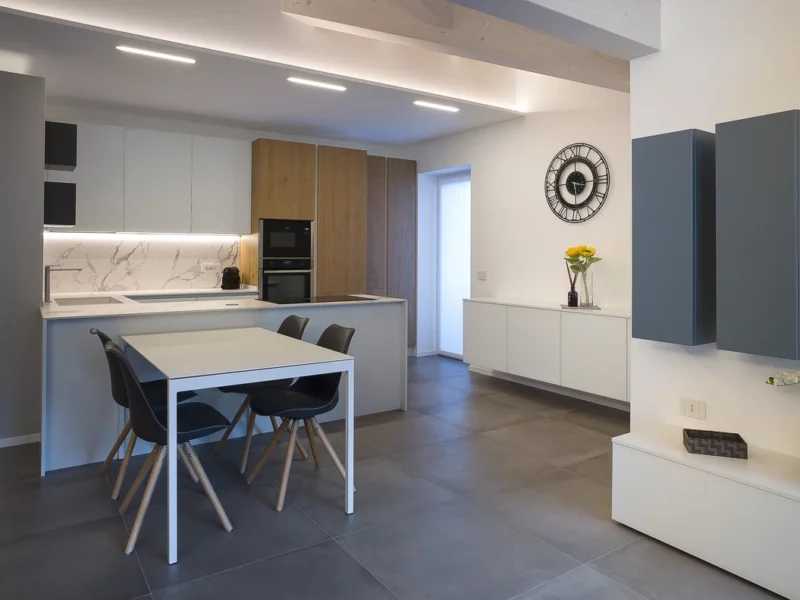 cucina-moderna-bianco-azzurro-legno-marmo-penisola