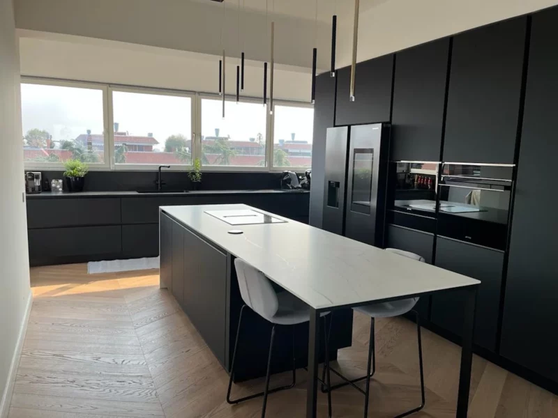 cucina-moderna-nero-sotto-finestra-isola