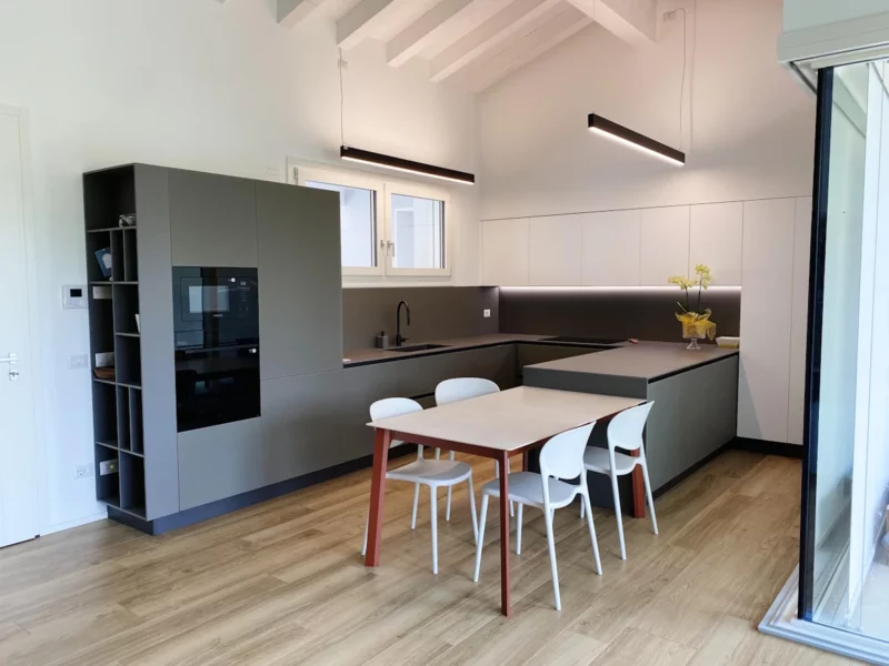 cucina-moderna-penisola-verde-grigio
