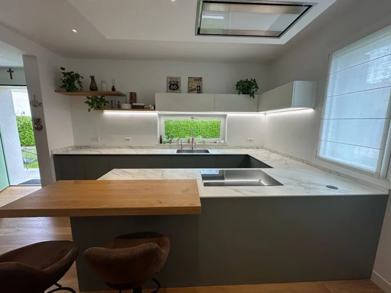 cucina-moderno-penisola-grigio-ceramica-marmo